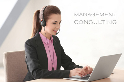 營銷分析概念。在辦公室的人在商務會議