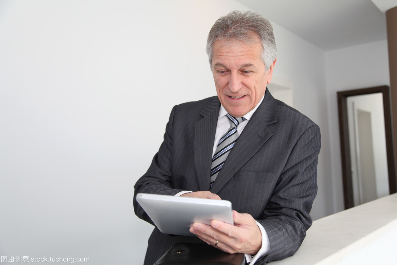 白領(lǐng),數(shù)碼,互聯(lián)網(wǎng),無(wú)線電技術(shù),便箋簿,勞動(dòng)者,數(shù)碼產(chǎn)品,使用,商務(wù),萬(wàn)維網(wǎng),商務(wù)人士,套裝,售貨員,工作者,大樓,咨詢,因特網(wǎng),平板電腦,執(zhí)行官,漆黑,技術(shù),推銷員,暗,汽車銷售員,深色,科技,站立,站著,老年人,老板,站,銷售員,網(wǎng)絡(luò),領(lǐng)導(dǎo),經(jīng)理,黑暗,正裝,職工,男人,讀書(shū),閱讀,西裝