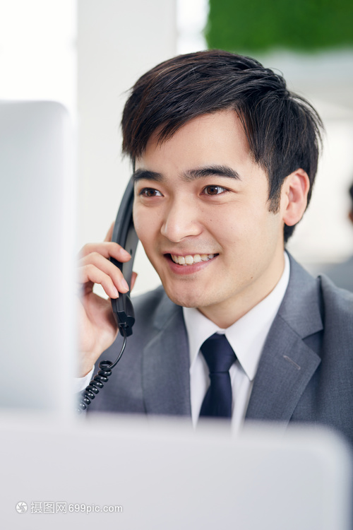 商務(wù)男士打電話